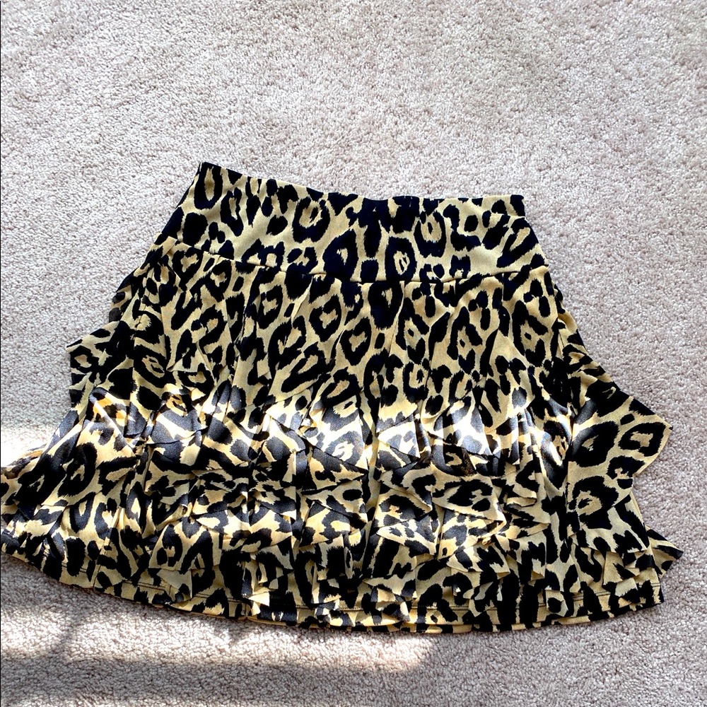 Ruffled skirt with elastic waist.